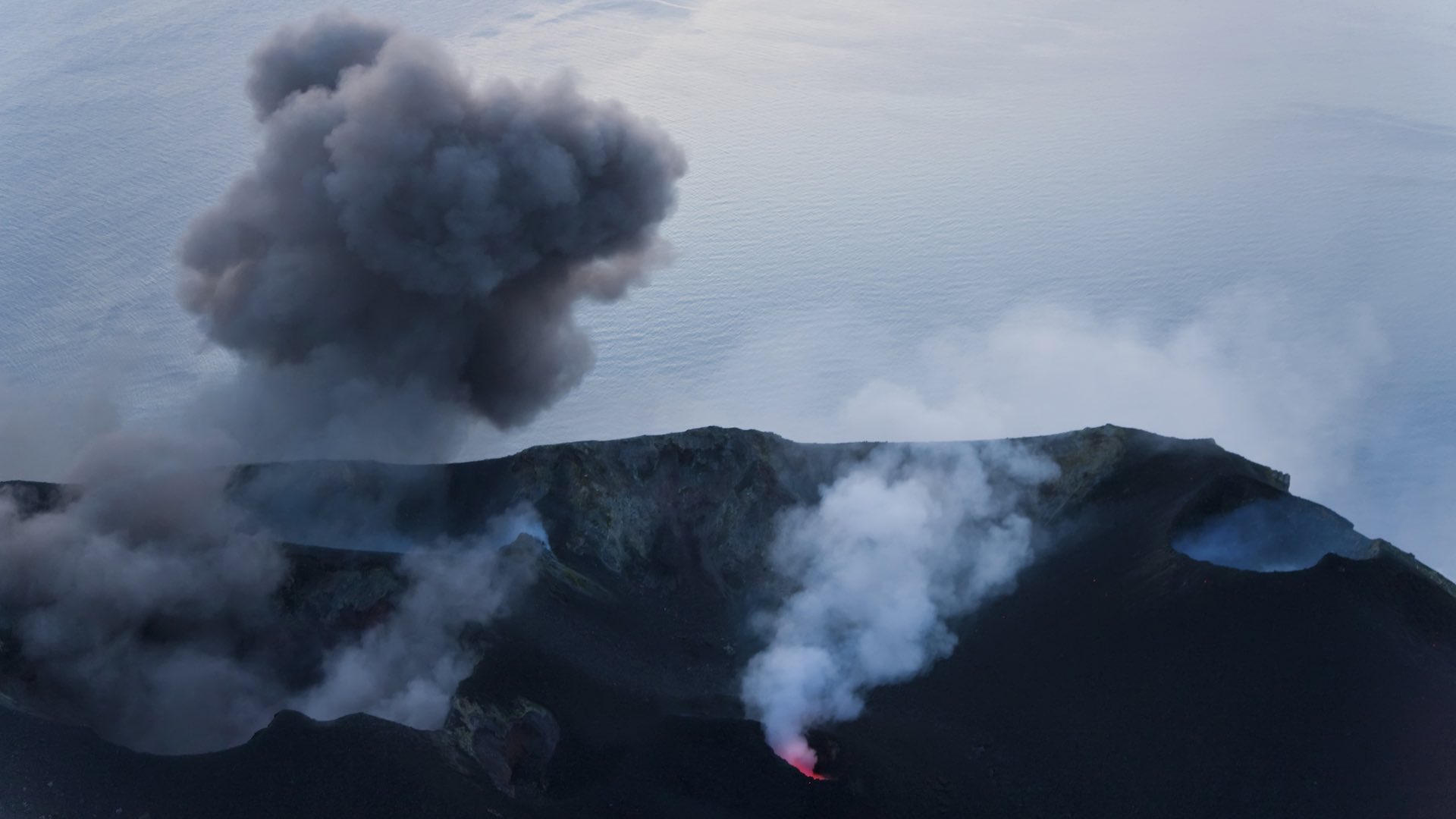 ガラパゴス諸島でラ・クンブレ火山が活動中
